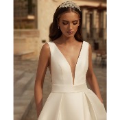 Robe de mariée Opal T 36 à 48 en Mikado Ivoire avec fente et poches ( Exclusivité Boutique)