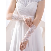 Gants ou mitaines de marie ivoire en dentelle 